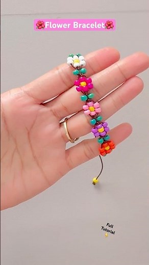 This flower bracelet looks hard, but it’s SO easy 🌸✨ #Shortsfeed #Beadedjewelry #Flowerbracelet