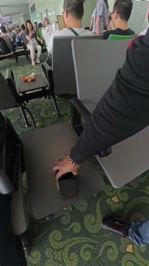 No wired connections in this Airport only Wireless 😀🤔🫡 #youtuber #chinadaily #youtubeinfluencer