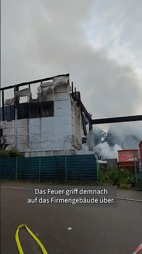 Großbrand bei Recyclingfirma – Anwohner sollen Fenster und Türen schließen #großbrand #feuerwehr