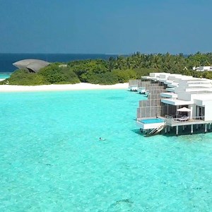 Dive into the crystal waters of Dhigali, Maldives 💦🇲🇻 🎥 Life's Lost Luggage | UNILAD Adventure