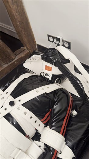 RT @sicasencol: After tying me up in Segufix in full rubber, sensorial deprivation and gases with popp*rs, @KinkyHux0 decided to push my li…