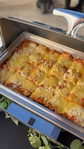 🍝✨ POV: Contratas nuestro banquete italiano… y tu evento se convierte en un viaje directo a Italia. Lasagna calientita, pastas cremosas, ensalada fresca y una barra de bebidas que lo acompaña todo con estilo. Sí, así se ve (y se siente) cuando dejas tu evento en nuestras manos. 🎉 Tú disfrutas, nosotros lo servimos con amor. 📲 Agenda tu banquete con nosotros 📞 612 348 3868 ✨ Por Ana Sedano | Amore di Emilio #BanqueteItaliano #CateringConEstilo #AmoreDiEmilio | Amore di Emilio Catering