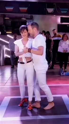 All White Kiz - Kizomba Fusion Demo - #kiz #dance #couple