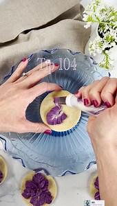 Iris buttercream flower tutorial. Tips listed in video. | Emily Hutchinson
