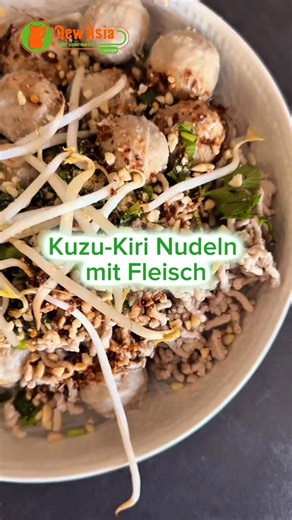 Kuzu-Kiri Nudeln mit Fleisch und würziger Soße🧡 🌱Zutaten (für 2 Portionen) • 100 g japanische Glasnudeln Kuzu-Kiri • 100 g Schweinehackfleisch • 6–8 Fleischbällchen • 50 g Sojasprossen • 1 Frühlingszwiebel • Etwas frischer Koriander 🌱Für die Soße: • 1 EL süße dunkle Sojasoße • 4 EL Austernsoße • 3 EL Würzsoße (oder helle Sojasoße) • 2 EL Chilisauce • 1 EL Essig • 2 EL Zucker • 2 EL gemahlenes Chilipulver (nach Geschmack) • 3 EL Wasser • 2 EL geröstetes Knoblauchöl • 2 EL gemahlene Erdnüsse (o