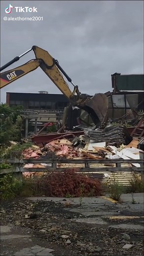 building getting destroyed #crazy#fyp#foryoupage#alexthorne