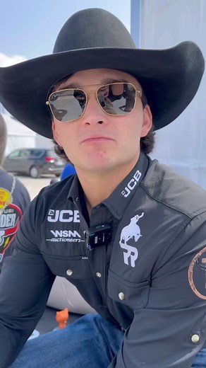 All things pointed to a clean sweep for @keyshawnwhitehorse. But not so fast… Disclaimer: Colten is speedy now that he’s off that walker 😂 #ArizonaRidgeRiders #RidgeRiders #bullriding #bullrider #arizonasports #pbr #pbrteamschampionships #rodeo #cowboy #lasvegas #vegas
