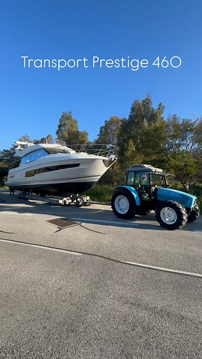 🚢 Transport exceptionnel : Livraison d’une Prestige 460 ! 🚢 Chez Espace Power, chaque livraison est une mission de précision. Aujourd’hui, nos équipes assurent le transport XXL d’une magnifique Prestige 460 depuis notre concession jusqu’au port de Bormes-les-Mimosas, où son nouveau propriétaire l’attend avec impatience. Ce type de convoi demande rigueur, expertise et coordination. Nos techniciens spécialisés prennent en charge chaque étape : calage, sécurisation, convoi exceptionnel… Rien n’es