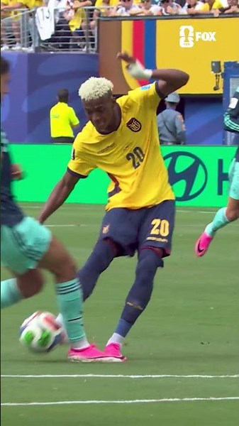 Angulo's beauty from outside the area to level the score 🇪🇨