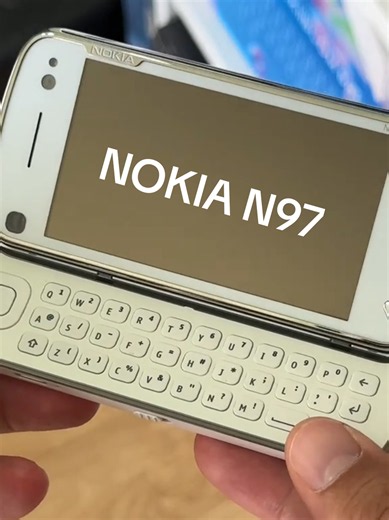 Uno de los últimos monstruos de #Nokia con Symbian fue este N Series con teclado QWERTY y 32GB de almacenamiento interno. El Nokia N97 traía además una.competente cámara de 5MP con óptica Carl Zeiss que era mejor que la del iPhone de su año #tecnologia #celulares #reels #tik_tok