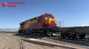 Il porto terrestre di #Alashankou, situato nell'estimità nord-occidentale della #Cina, è un nodo importante nel corridoio economico eurasiatico ed è anche il porto cinese più vicino all'Europa. Il porto di Alashankou è uno dei passaggi importanti per l'ingresso nel Paese dei #treni Cina-Europa e Cina-Asia. Finora, circa 32.000 treni da e per l’Europa e l’Asia Centrale sono transitati attraverso il porto di Alashankou. Nel video, un treno Cina-Europa viene caricato di container in maniera ordinat