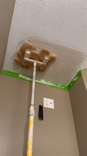 Drywall whisperer on Instagram: "The best way matching crows foot texture in a drywall patch #drywall #finisher #drywallfinisher #parati #fyp"