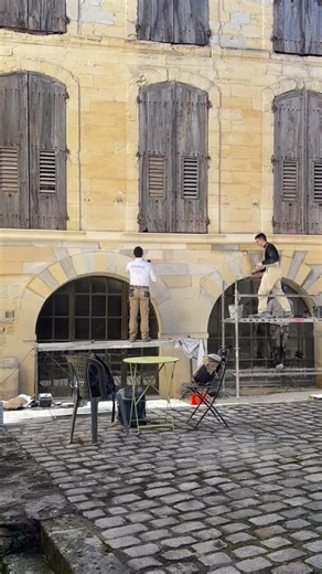 Julie Neis | France, Food & Slow Living on Instagram: "This is what the French mean by Art de vivre. Bringing your own table, chairs, plate fork and knife for lunch break. 🍽️ I think about how working through lunch was always normalized throughout my career. I spent nearly every lunch at work in front of my computer because I had too much work to do. The French take their lunch break. Every time. Minimum one hour, often stretching beyond. Can you imagine this scene happening in NYC? It would be