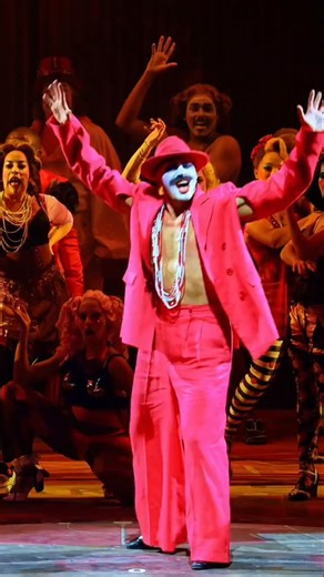 Leonardo Oliveira on Instagram: "Ópera do Malandro - Musical. Teatro. Musical Ópera do Malandro estreia com nova montagem! Max Overseas Navalha, um contrabandista bem-sucedido, casa-se às escondidas com Teresinha, filha de Duran e Vitória Régia, donos de bordéis ligados à corrupção. Enfurecido, Duran planeja um golpe contra Max, envolvendo o delegado Chaves, sócio e protetor das atividades ilegais de todos. A partir daí, mentiras, traições e extorsões se intensificam, enquanto cada personagem bu