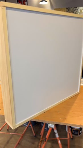 Pose de papier peint sur un soubassement de cloison séparatives. #segreenanjoubleu #peintredecorateur #decoration #peintreenbatiment #maineetloire | Espace Deco Maingot