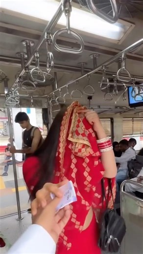 रेलवे स्टेशन पर दिखा True Love, वीडियो में देखें #shortsviral