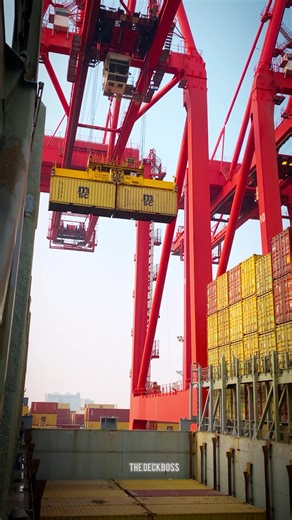 Efficient Cargo Handling from Quay to Vessel with STS Crane