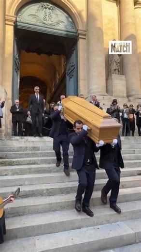 Les enfants de Claudia Cardinale réunis pour un dernier au revoir 🕊️💔 Claudia et Patrick, les deux enfants de l’actrice italienne étaient à l’Eglise Saint-Roch aujourd’hui pour rendre un dernier hommage à leur mère, disparue le 23 septembre. Étaient également présents ses petits-enfants. 🎥 @smithreporter | Paris Match