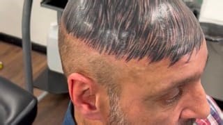Glatze adé!: Mann bekommt geniales Tattoo