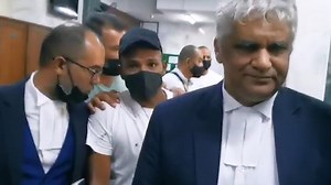 Dominique Seedeeal, dit Darren l'activiste, en présence de ses avocats avant sa comparution. | Defimedia.info