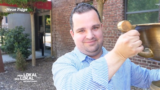 Heute geht es für den Mike Süsser nach Hagen. Dort bringt Gastgeber Merlin frischen Wind in die Runde. Er leitet das "Elbers 800°" in den ehemaligen Elbershallen. Wie der Lokalname vermuten lässt, geht es hier heiß her. Eine Mischung aus Fine Dining und Steaks vom Grill, den Gäste durch die offene Küche bestaunen können.😯 #meinlokaldeinlokal #clip | Mein Lokal, Dein Lokal