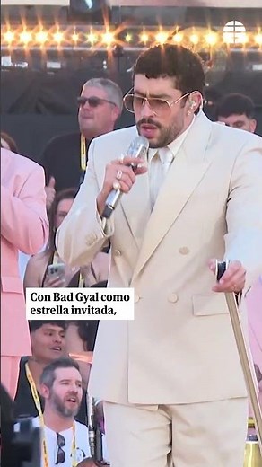 Bad Bunny convierte a su público en compañeros de fiesta puertorriqueña en Barcelona
