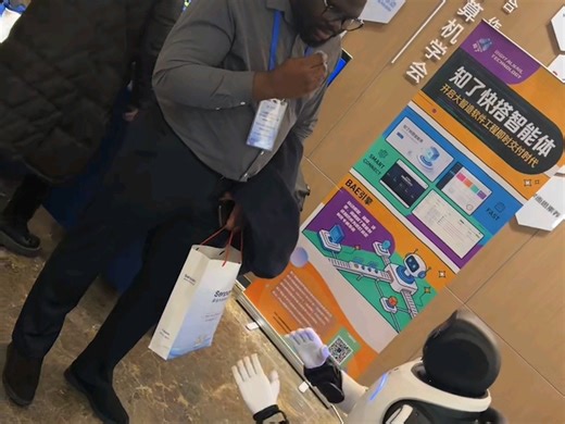 灵犀X2智能双足机器人适合展会、开业庆典、科技表演等场合，吸睛效果好，现场氛围感直接拉满