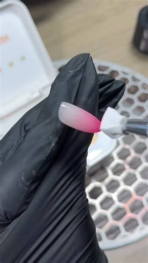 Morgane - Press on Nails spécialiste on Instagram: "Collaboration commerciale / -10% chez @bemygems avec mon code MRCANDYNAILS10 j’ai pu tester leurs nouvelles palettes à dégradés et franchement elles sont vraiment cool ! C’est un peu plus long à utiliser qu’un airbrush, mais beaucoup moins de nettoyage avant et après, et surtout, on évite les vapeurs toxiques ou les problèmes de tenue que peuvent causer les peintures à l’eau ! vous avez deux versions : une avec des couleurs un peu plus chaudes