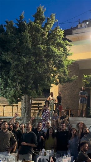 Κρήτη μας on Instagram: "Μια νύχτα που κύλησε όπως τις παλιές, τις καλές. Μαζευτήκαμε στο σχολείο στο Χαμέζι και πριν το καταλάβουμε, οι ώρες πέρασαν και μας βρήκε το ξημέρωμα. Οι αντικριστές κοντυλιές δεν σταμάτησαν ούτε λεπτό… άλλες φορές δυνατές, άλλες σιγανές, πάντα όμως μερακλίδικες. Μια παρέα, ένα μέρος και μια μουσική που αρκούν για να γίνει η νύχτα όμορφη χωρίς πολλά λόγια. #χαμεζι #κρητη #πανηγυρι #crete #παράδοση #explorecrete #tradition #παρέα #γλέντι #μαντινάδες"