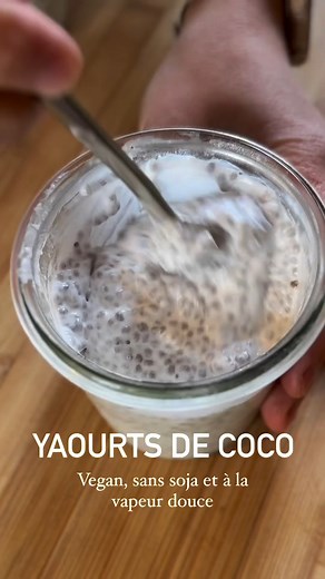 🫙 Yaourts chia-coco au Vitaliseur de @marianne_magniermoreno Pour 7 yaourts de 150 g Préparation : 5 min Fermentation : 5 h 🫙800 g lait de coco « cuisine » (ingrédients : noix de coco et eau, 17% MG) 150 g de yaourt au lait de coco pour la première fermentation puis 150 g de notre propre yaourt (le « chef ») 90 g de graines de chia 🫙Verser le lait de coco et le yaourt (ou le « chef ») dans un grand récipient et mélanger avec un fouet. Verser les graines de chia et fouetter sans attendre et lo