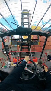 Haven't been in the empty handler in a while. Someone asked if I had empty handler content so here ya go bud. Hopefully I can get some more time in the empty soon! @trucker_gang #ila #fyp #pov #straddlecarrier #bluecollar #ilwu #themachineoperator | the_machine_operator