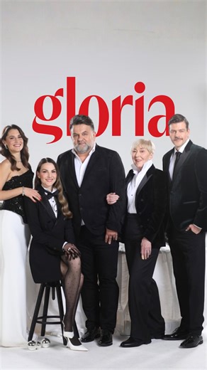 BTS snimanja novogodišnje naslovnice Glorije! Na našim snimanjima smijeha nikad ne nedostaje, a novi broj donosi pregršt sjajnih intervjua, tekstova i fotografija! Na kioscima od 31. prosinca✨ video @martadujmovic pripremile @anastrizic i @zeljka_stankovic1212 foto Biljana Blivajs @cropix_photo make-up @sasajokovic asistent @ivanaa.loncar styling @laurabosnjak frizure @perv.anivan @primevision.salon dekor @ante__jurkovic za @ateliersrece medijska produkcija Vjeran Lisjak social direction @martad