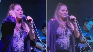 Tiffany appears to forget the words to I Think We're Alone Now