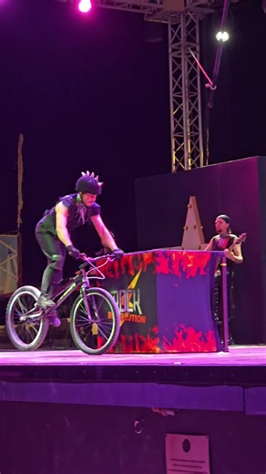 Captivating Bühnenshow: An Unforgettable Acrobatics Performance