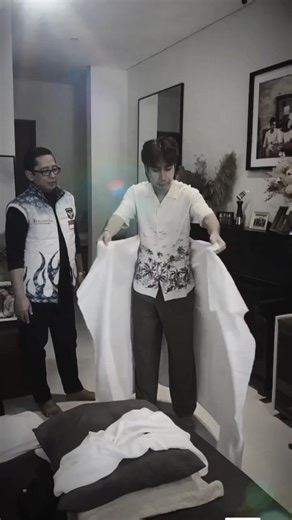 Melihat pod cast nya saat tau diagnosa sakitnya, dengan berkaca² bercerita sangat sabar tabah dan tegar menghadapi ujian sakitnya. Punya Uang Punya Property Punya Aset Ketika sakit semua itu tidak ada gunanya..semua runtuh 🥹🥲🥹...tapi Vidi mampu menghadapi ujian sakitnya dengan ikhlas,bijak dan tawakkal pada Allah Subhana wa Ta'ala. bikin saya merinding... sudahkah kita banyak² bersyukur dengan nikmat sehat ini ??? . . In Memoriam Vidi Aldiano saat manasik di rumahnya umroh private bersama Arm