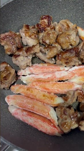 切り落とし豚肉を片栗粉まぶして団子に丸めて焼き、カニカマも同様にして焼きました。茹でた菜の花と共に盛り合わせ、ポン酢かけて食べます🦀#スギヨ#スギヨパトロール＃元祖カニカマ#菜の花＃ポン酢