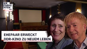Helmut und Sigrid haben ein Stück DDR-Kinomagie gerettet! 📽 Mit viel Herzblut und Unterstützung erweckten sie das "Cinema Barby" nach 30 Jahren zu neuem Leben. 💝 Heute verzaubern dort DEFA-Klassiker, Kinderfilme und sogar Besuche ehemaliger Filmstars die Zuschauer – ein echtes Kinoerlebnis wie in alten Zeiten, das sogar die DEFA-Stiftung jetzt ausgezeichnet hat! 🎞 | Der starke Osten