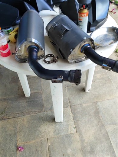 Respondendo a @htts_lucasxzr Limpando o escapamento da moto. #yamaha #yamahar1 #motorcycle #viagem #moto