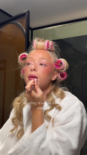 Getting Ready in a Hotel Room: Emmushxoxo's Style