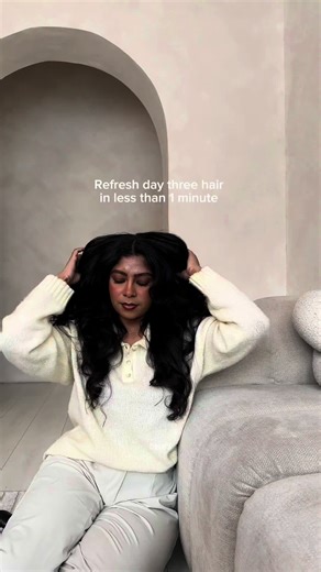 Hair in need of a refresh? ✨ Inspired by Ayurveda’s gentle cleansing rituals, our Root Refresh Dry Shampoo blends silky Tapioca and Arrowroot Starches to absorb oil and revive your roots. With every soft pump, refreshing your hair becomes a mindful, nurturing ritual💆‍♀️💨