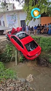 216K views · 930 reactions | #Chiapas ⚠️PERDIDA TOTAL AL CAER JETTA EN CANAL⚠️ Un conductor, presuntamente en estado de ebriedad, cayó sobre un canal entre las colonias Maravilla y El Vergel, al norte de San Cristóbal. El hombre sufrió múltiples abrasiones mientras el vehículo fue perdida total. | Chiapas Te Informa | Facebook