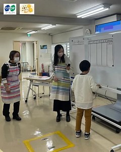 お小遣い帳のつけ方を学びました 虹っ子スクールでは月１回、小学２年生～６年生を対象に体験型の授業を行っています。 12月13日（土）は、コレル桜塚で「お小遣い帳のつけ方」を豊中友の会さんから学びました。 低学年はまだお小遣いをもらう機会が少なく、お小遣い帳をつけたことがない様子。 お金の歴史などを学んだ後に、疑似買い物体験をして、お小遣い帳をつけてみました。 この授業をきっかけにお小遣いについて相談する親子も見られ、お金について家族で考える機会になったようです♪ 虹っ子スクールは『きょうどう』２月号で２０２６年度の新規スクール生を募集します。 大阪府淀川以北にお住まいの小学２年生～６年生の方でご興味がある方は、２月１日以降に「コープこうべ イベントひろば」と検索して、大阪北部のページをご参照ください。 #コープ #コープこうべ #イベント #体験 #無料 #親子イベント #お小遣い #イベント情報 #豊中 #小学生 #豊中友の会 | コープこうべ 大阪北地区本部