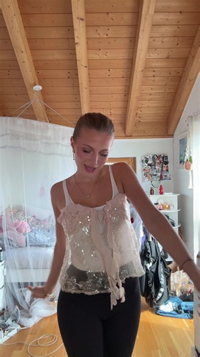 klari🤍🐭 (@klara.oe)’s videos with Lights - Single Version - Ellie Goulding