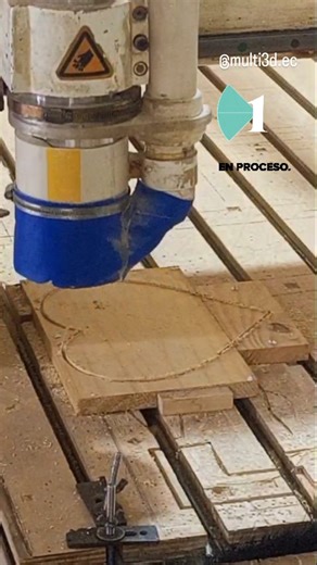 El corazón empieza a tomar forma En Multi3D no solo creamos detalles… creamos emociones Hoy te mostramos el primer paso para nuestra tabla personalizada en forma de corazón: 🔧 El corte en CNC Router. Aquí es donde la precisión hace la magia. Cada curva, cada detalle, cada milímetro está calculado para que ese regalo sea perfecto Porque un detalle especial… empieza con un buen proceso. Mañana te mostramos el siguiente paso 👀✨ #ProcesoCreativo #CNCrouter #RegalosPersonalizados #SanValentín | Mul