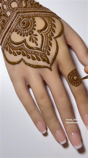 Beautiful Backhand Henna #henna #mehndi #mehndidesign #backhandmehndi #creativehenna #hennadesigns