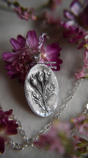 Most famously used by Achilles to treat his soldiers’ wounds on the battlefield (hence the scientific name “achillea”). Yarrow treated the injuries of soldiers in WWI, and theres even evidence that neanderthals used it medicinally too 🌿 when it’s applied to a wound, it staunches bleeding and helps prevent infection. #flowers #herbalism #jewelry