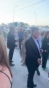 Αυτή τη στιγμή, η Τράπεζα Κύπρου εγκαινιάζει το νέο υπερσύγχρονο κατάστημά της στην οδό Πάφου στη Λεμεσό. Το κατάστημα έχει σχεδιαστεί με τα νέα πρότυπα της Τράπεζας μας για να προσφέρει στον πελάτη μία ξεχωριστή εμπειρία. ✌️Meet & Greeter στην υποδοχή για διευκόλυνση της ροής των πελατών 🤙Χώρος εξυπηρέτησης πελατών, ο οποίος λειτουργεί 7 μέρες την βδομάδα μέχρι τις 10:00 το βράδυ 👉Διαθέτει ΑΤΜ και μηχανές για κατάθεση κερμάτων & χαρτονομισμάτων 🫵Άνετος χώρος υποδοχής 🤞Εύκολος τρόπος πρόσβασ
