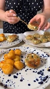 Kotlety jajeczne z sosem pieczarkowym 😃 Składniki: na ok. 12 sztuk Kotlety: 10 jajek ugotowanych na twardo 2 jajka surowe 3 łyżki bułki tartej (ew. troche więcej do zawiązania masy) 2 łyżki drobno posiekanego szczypiorku 1 łyżka posiekanej natki pietruszki pieprz, sól, majeranek do smaku olej do smażenia dodatkowo bułka tarta do obtoczenia kotletów Sos pieczarkowy: 2 większe białe cebule 700 g pieczarek sól, pieprz, majeranek do smaku 40 ml zimnej wody 1 łyżka mąki ziemniaczanej Ok. 100 ml śmie