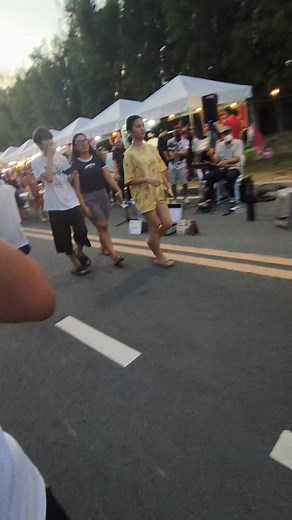 Dito lang yan sa Arca South marami narin sila food stall my live band pa #hilightseveryonefollowers2025 #followersreels | Aiza Clarito