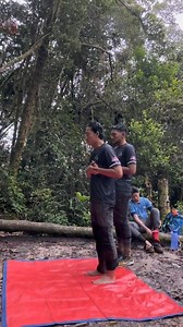 Nak dipendekkan cerita waktu ni kat Gunung Yong Belar tau. Waktu ni ecah kira orang terawal sampai kat kem kasut and niat nak rakan Irfan dan atiq solat. Sebab irfan baca Al-fatihah agak kuat so tertarik nak masukkan dalam video. Tapi alangkah terkejut yee bila buka balik dengar waktu dah habis trip dengar suara riuh macam ni. Suara macam bisik bisik. Sedangkan kiri kanan ecah orang and gap agak jauh dari ecah. 📸asyhibrhm2_ | Kami Peminat Cerita Seram